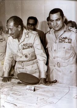 الرئيسان مبارك والسادات بالملابس العسكرية