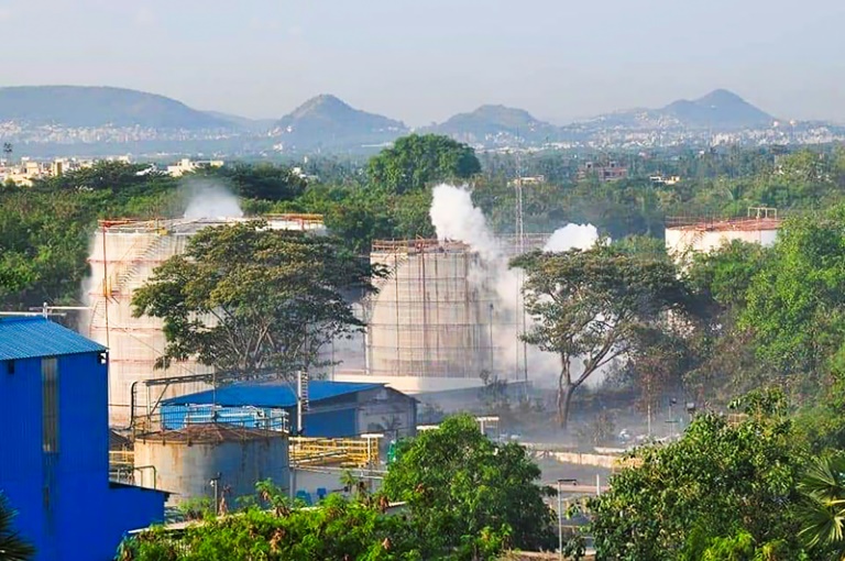 تسرب أدخنة من مصنع كيماويات في الهند 7 مايو 2020
