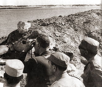 ناصر على الجبهة مع قادة الجيش أثناء حرب الاستنزاف