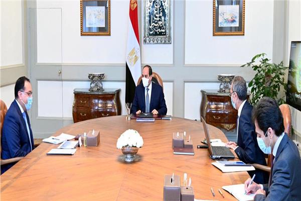الرئيس السيسي في إجتماع حول مبادرة مصر الرقمية- مع رئيس الوزراء ووزير الإتصالات